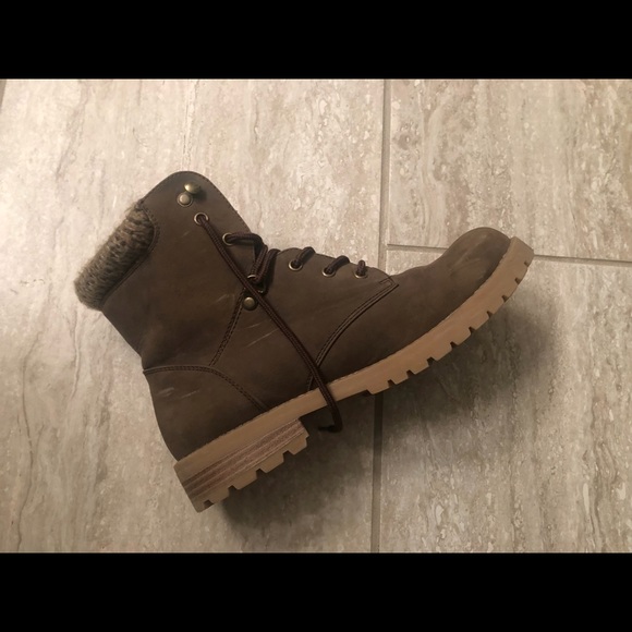 Brown Lace Up Combat Boots! Perfect for Fall🍁🍂 - Picture 4 of 6